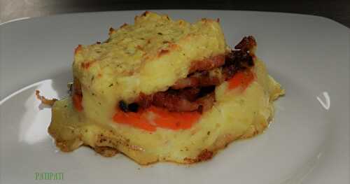 Mes carottes et ses lardons se faufilent entre deux couches de purée au fromage ail et fines herbes 