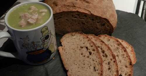 Pain de campagne et son velouté aux poireaux-dindonneau