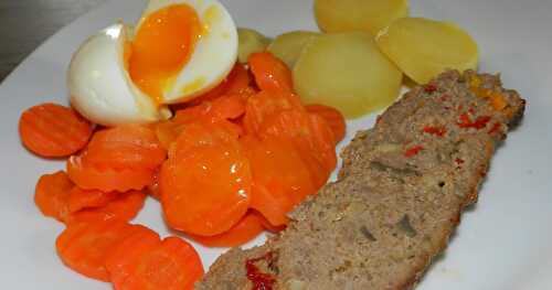 Pain de viande et son accompagnement de carottes et d'oeufs mollets
