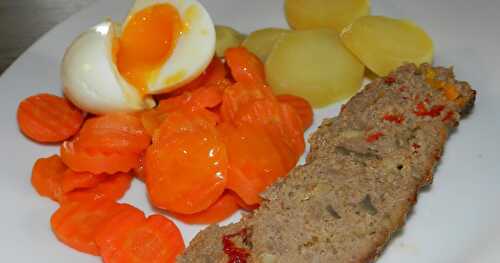 Pain de viande et son accompagnement de carottes et d'oeufs mollets