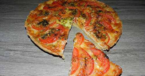 Pizza aux tomates, mozzarella et roquette