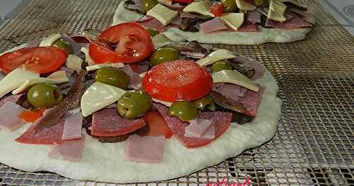 Pizza jambon-saucisson-tomates-olives-fromage