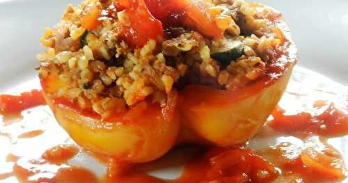 Poivrons farcis aux boulgour-viande hachée avec sauce tomates