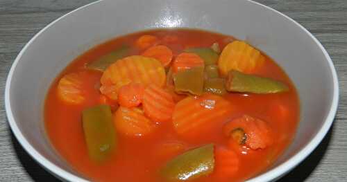 Potage à la tomate aux deux carottes et aux mange-tout