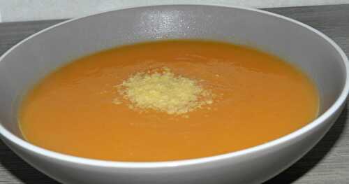 Potage aux carottes-potiron avec ses épices et son st Morêt