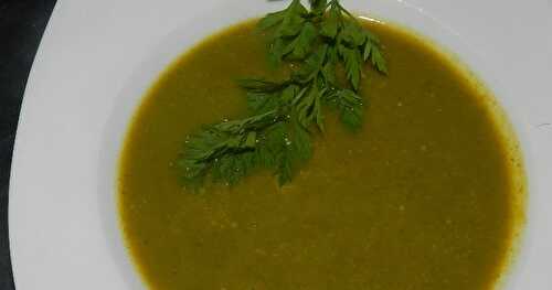 Potage aux fanes de carottes-carottes et courgette