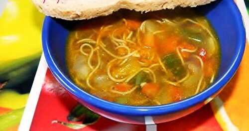 Potage aux nouilles et jeunes légumes