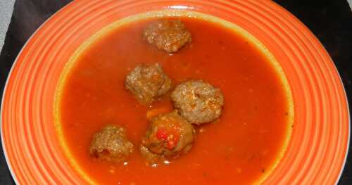 Potage aux tomates et minis boulettes maison