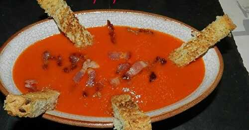 Potage aux tomates-lardons et ses mouillettes