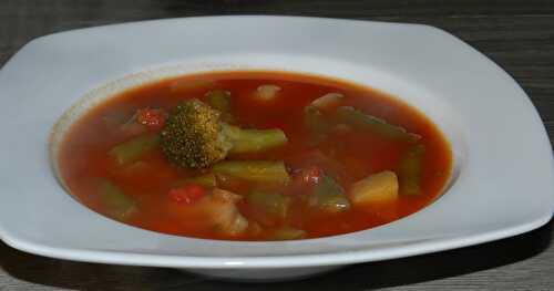 Potage de légumes se baignant dans un jus de tomate