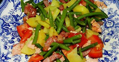 Salade de haricots-pomme de terre-tomates-saumons et lardons