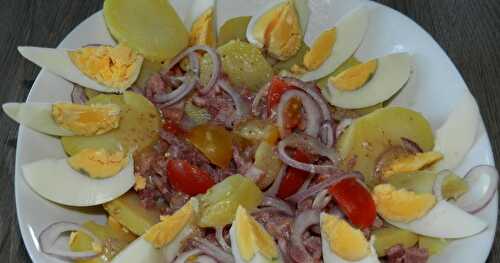Salade de pommes de terre aux oeufs et oignons rouges