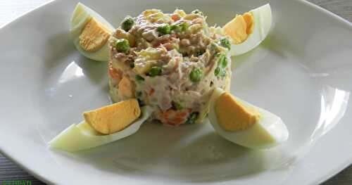 Salade de thon et sa corolle d'oeuf