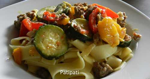 Tagliatelles au haché poivrons rouge-jaune et courgettes à la crème