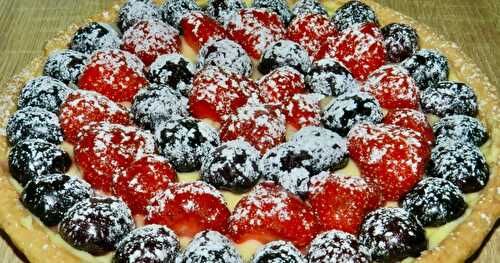 Tarte aux fraises et cerises à la crème pâtissière