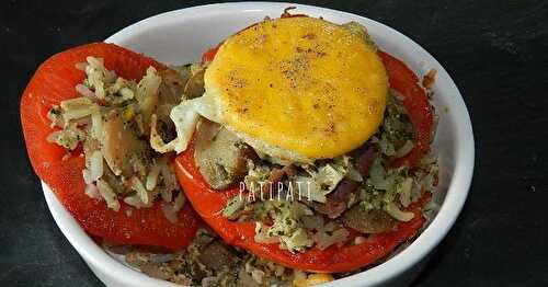 Tomate farcie au thon aux riz -champignons chapeauté d'un jaune d’œuf 