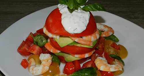 Tourelle de tomates à l'avocat et aux scampis