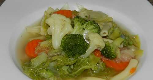 Un bouillon de légumes et de macaroni venant du frigo 