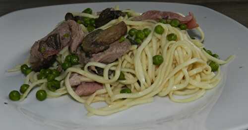 Un simple plat de nouilles champignons-petits pois invite des morceaux de magret de canard