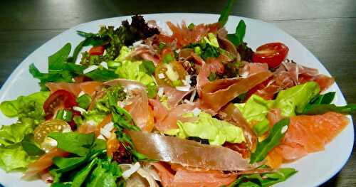Méli-mélo de salade au jambon fumé et saumon fumé