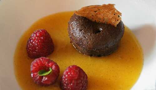 MI-CUIT AU CHOCOLAT, COULIS DE MANGUE-PASSION, TUILE À L'ORANGE ET FRAMBOISES