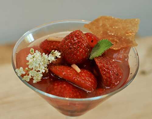 SOUPE DE FRAISES AU GINGEMBRE ET MENTHE, RHUBARBE POCHÉE AU SUREAU