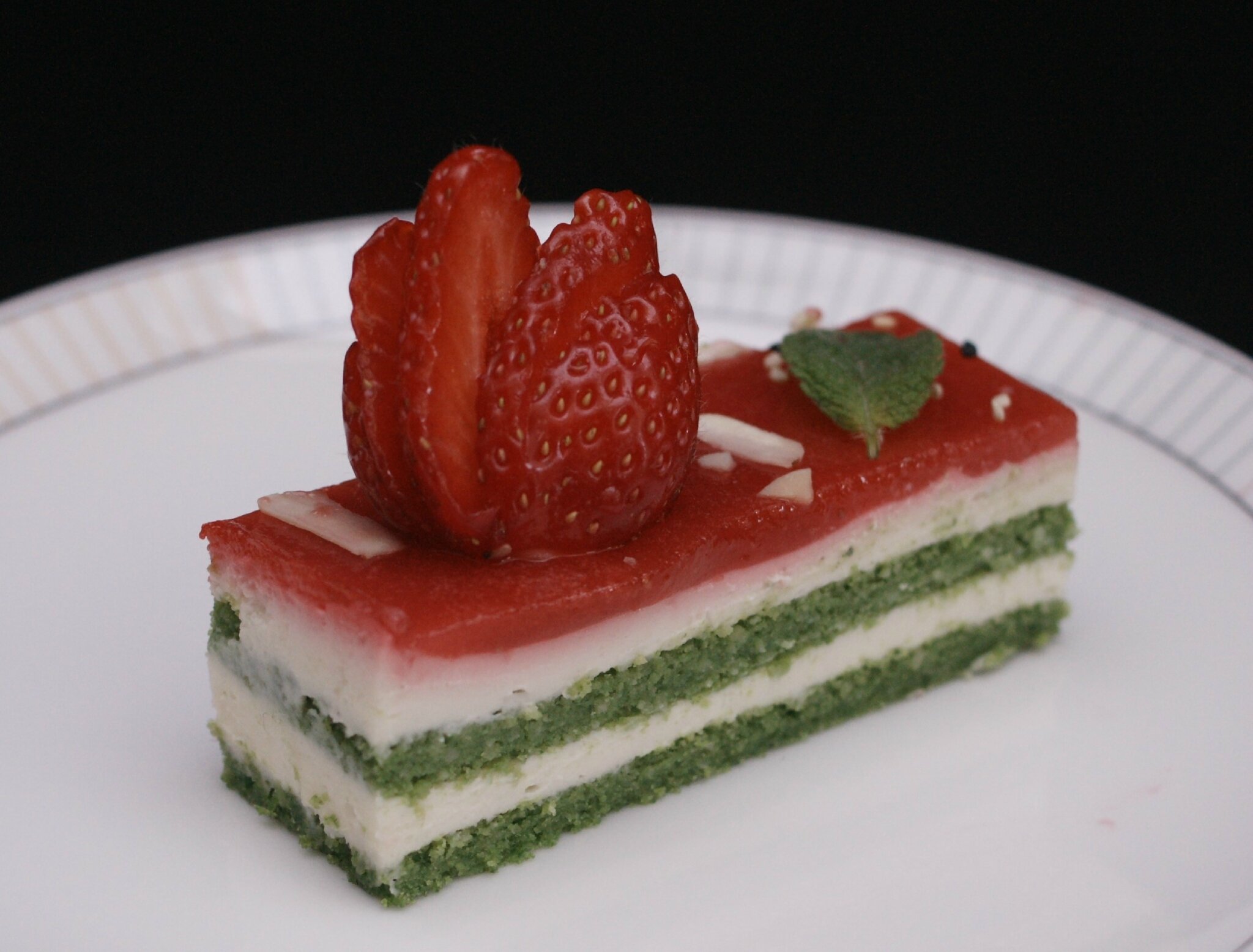 CHEESECAKE À LA GELÉE DE FRAISES A LA MENTHE ET BISCUIT À LA ROQUETTE -VERSION 2.0 (AGAR-AGAR)