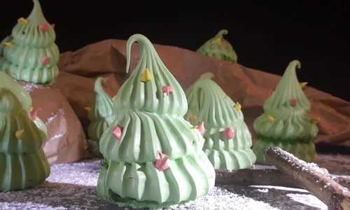 Meringues sapins de Noël, décor original. - Patisserie.news