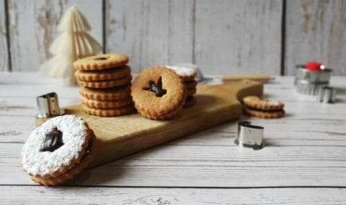 Biscuits linzer au chocolat, délicieux sablés de Noël