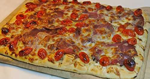 Pizza coppa, oignons, tomates