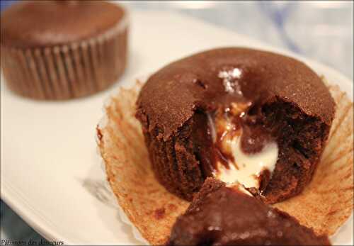 Des Fondants au chocolat noir avec un coeur coulant au chocolat blanc