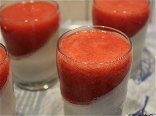 Des Panna cotta à la vanille avec leur coulis de fraises