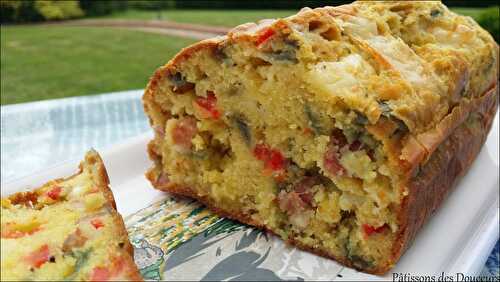 Un Cake aux lardons, poivron et chèvre