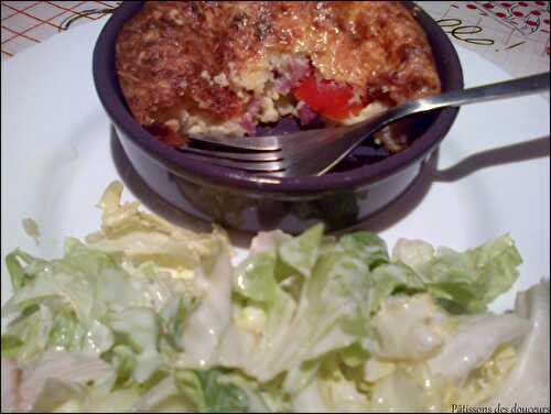 Une quiche sans pâte aux tomates et aux lardons