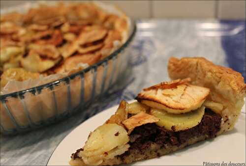 Une Tarte aux boudin noir, pommes et fromage de chèvre