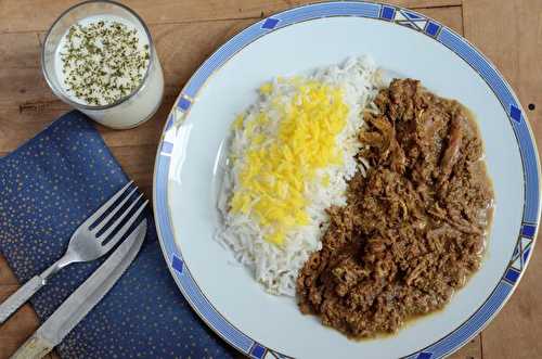 Fesenjān - Ragoût iranien de poulet aux noix et à la grenade
