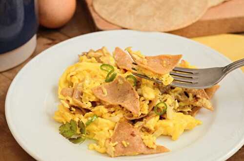 Migas con huevo - Oeufs brouillés aux restes de tortillas, petit-dej mexicain