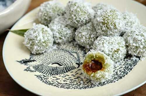 Klepon - Boules de riz gluant fourrées au sucre de palme (Indonésie)