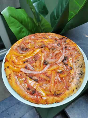 Tatin poivrons, oignons et crème de cajou au basilic pourpre