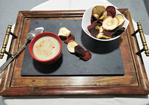 Crème de chou-fleur accompagnée de ses chips de légumes