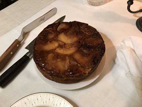 Gâteau de Montréal caramélisé aux pommes, bananes et raisins