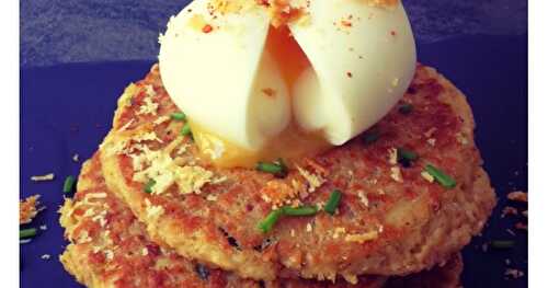 Galettes de thon aux flocons d'avoine, œuf mollet et copeaux de parmesan