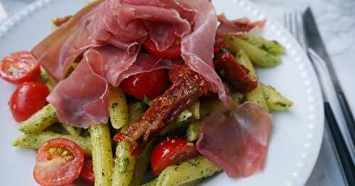 Penne au pesto de roquette, tomates et jambon cru