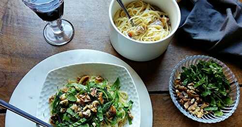 Spaghetti au gorgonzola, noix et pousses d'épinard 