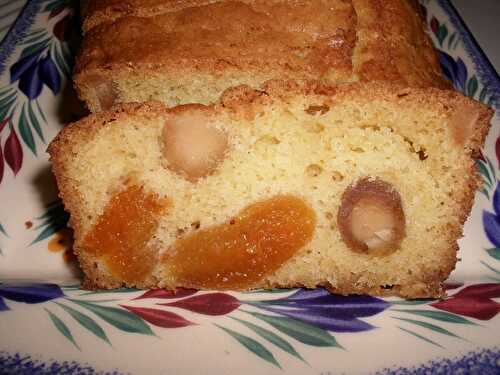 CAKE AUX ABRICOTS-PRUNEAUX ET NOIX DE MACADAMIA