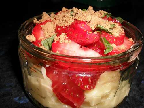 COUPE DE FRAISE EN CRUMBLE DE SPECULOOS