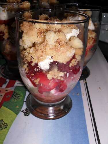 CRUMBLE FRUITS ROUGES EN VERRINE