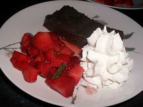 FONDANT AU CHOCOLAT ET CHANTILLY A LA VIOLETTE