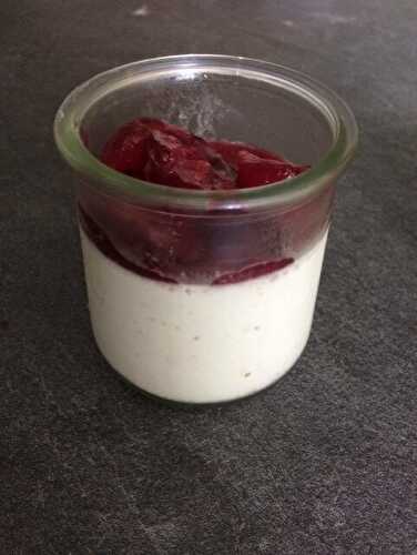 PANNA COTTA AU LAIT DE COCO ET CERISES