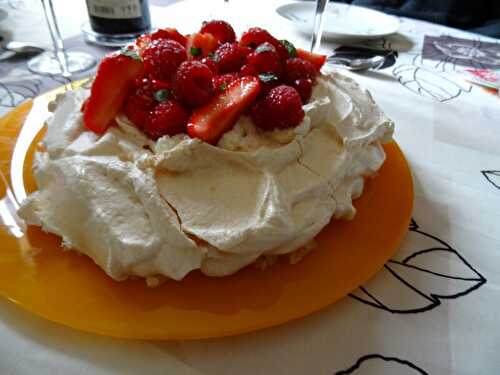 PAVLOVA AUX FRUITS ROUGES